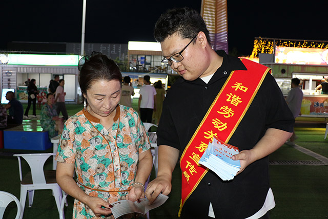 工作人员向市民讲授法律知识。包乌兰摄