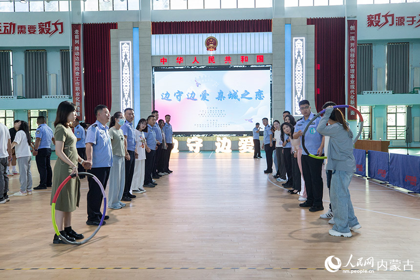 男女青年参加趣味互动游戏。郭鹏杰摄