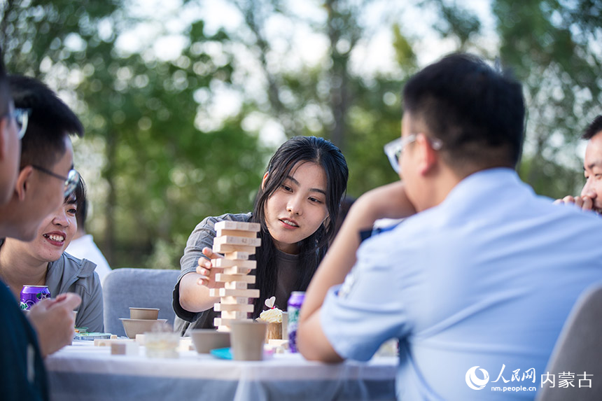 男女青年参加趣味互动游戏。郭鹏杰摄