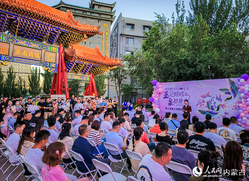 呼和浩特市玉泉区第二届塞上老街相亲会活动现场。丁根厚摄