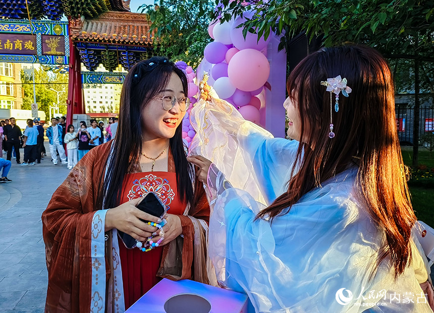 参加相亲会的女青年在呼和浩特市玉泉区第二届塞上老街相亲会上佩戴头饰。丁根厚摄