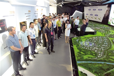 与会人员参观赤峰高新区规划展示馆。