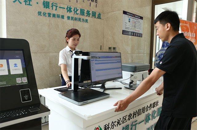 参保群众在社银一体化网点享受高效便捷的人社服务。陈蕴智摄