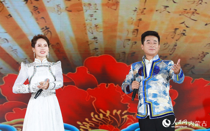 民歌大会二人台《唱不够的二人台》表演风采。石历增摄