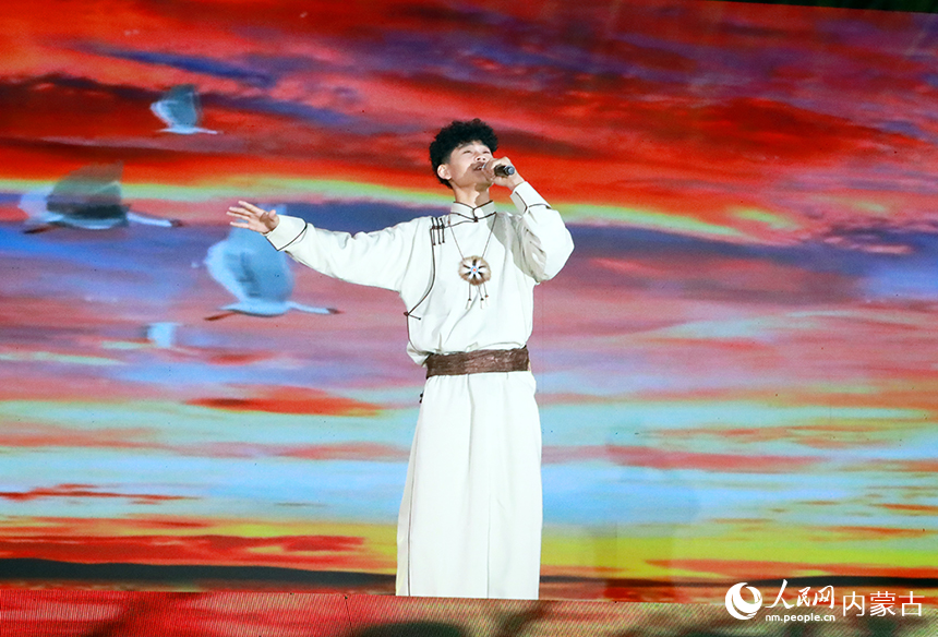 民歌大会歌舞《天上的云朵》歌手风采。石历增摄