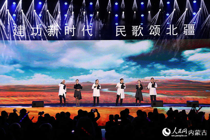 民歌大会合唱《乌云山丹》表演风采。高瑞鹏摄