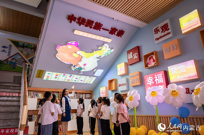 呼和浩特市玉泉区南柴火市街小学的老师带领一年级新生参观校园。丁根厚摄