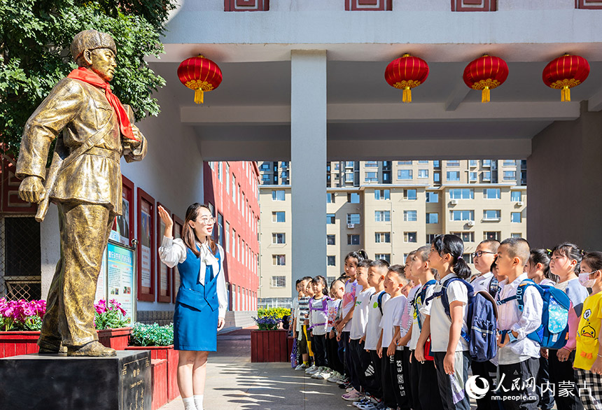 呼和浩特市玉泉区南柴火市街小学老师为一年级新生讲雷锋故事。丁根厚摄