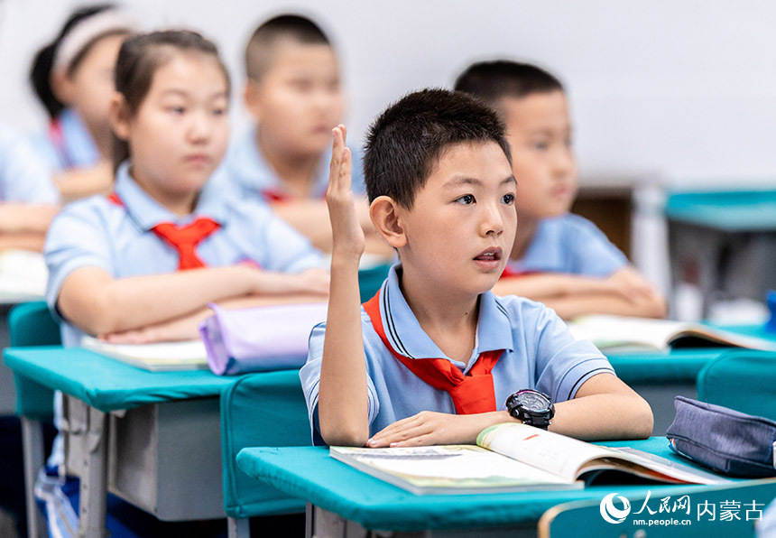 呼和浩特市玉泉区通顺街小学学生在认真听课。丁根厚摄