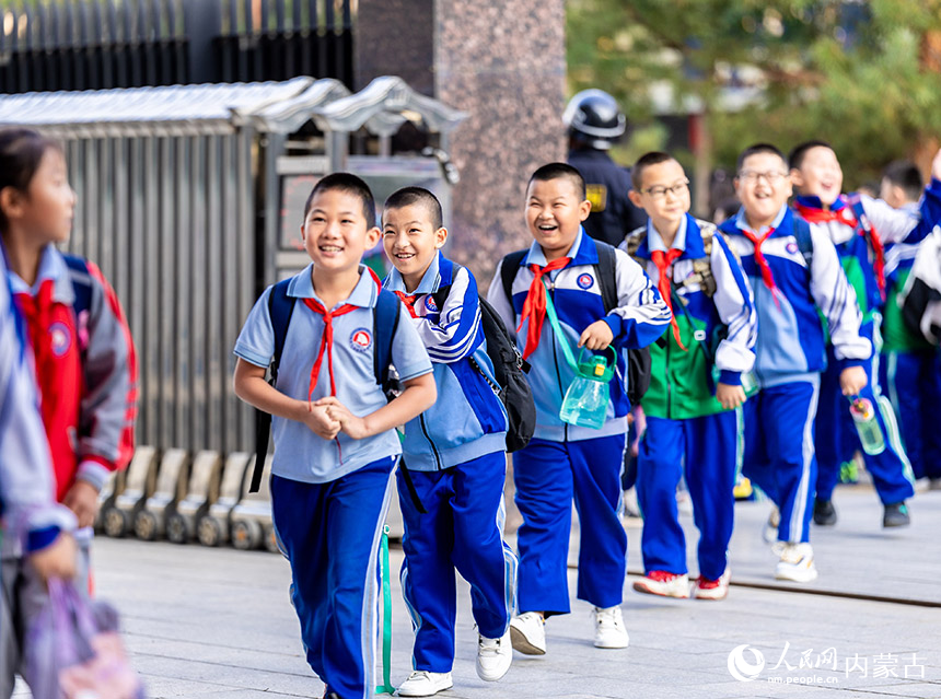 呼和浩特市玉泉区通顺街小学学生们进入校园。丁根厚摄