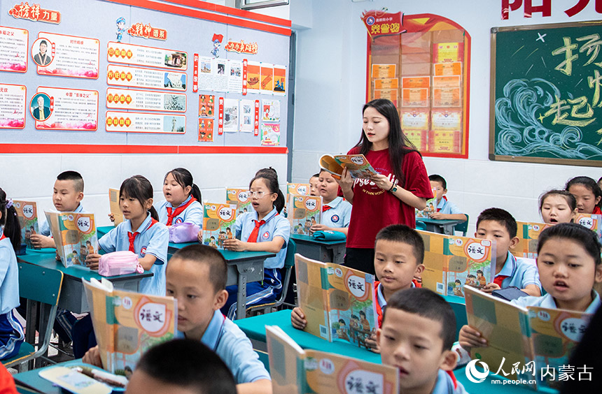 呼和浩特市玉泉区通顺街小学学生在认真上课。丁根厚摄