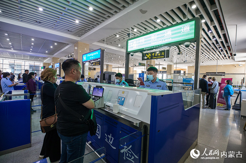 参加“二洽会”旅客从特别通道快速通关。郭鹏杰摄