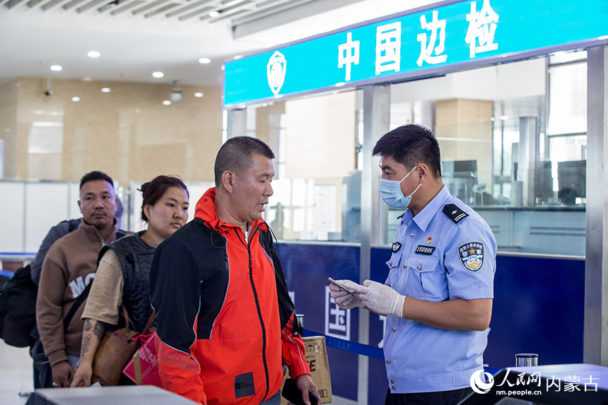 二连出入境边防检查站民警为参加“二洽会”旅客提高通关咨询。郭鹏杰摄