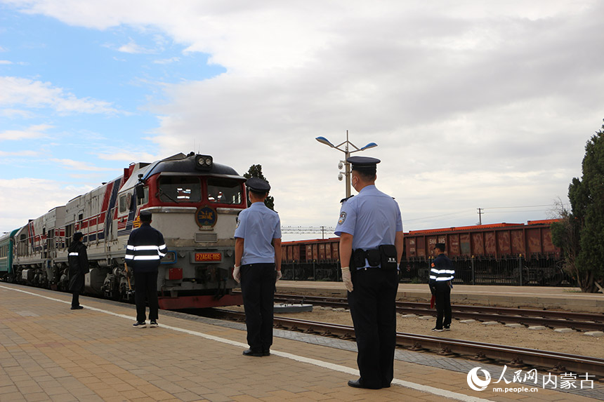 由蒙古国乌兰巴托开往中国二连浩特的686（22）次国际旅客列车驶入二连车站。刘剑辉摄