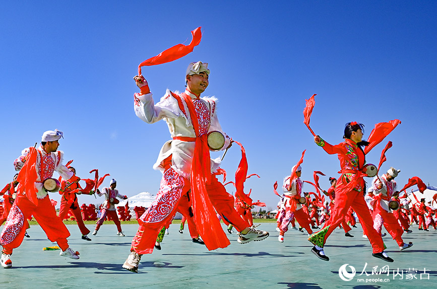 9月1日，农牧民在运动会上表演安塞腰鼓。王正摄