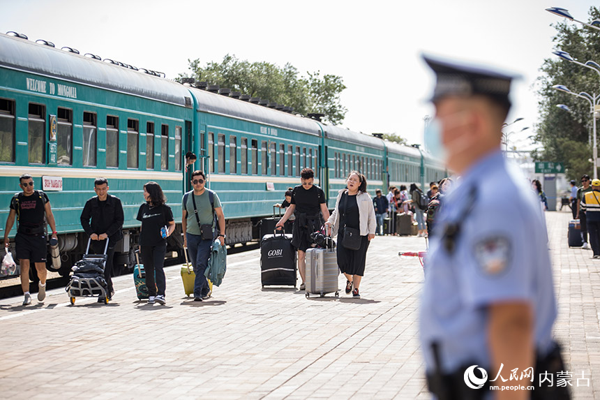 二連出入境邊防檢查站執勤民警對國際旅客列車進行車體監護。郭鵬杰攝