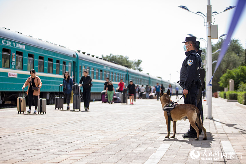 二连出入境边防检查站执勤民警对国际旅客列车进行车体监护。郭鹏杰摄