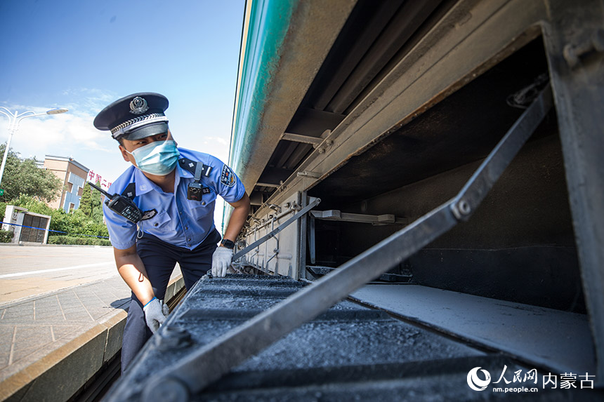 二連出入境邊防檢查站執勤民警對國際旅客列車進行車體檢查。郭鵬杰攝