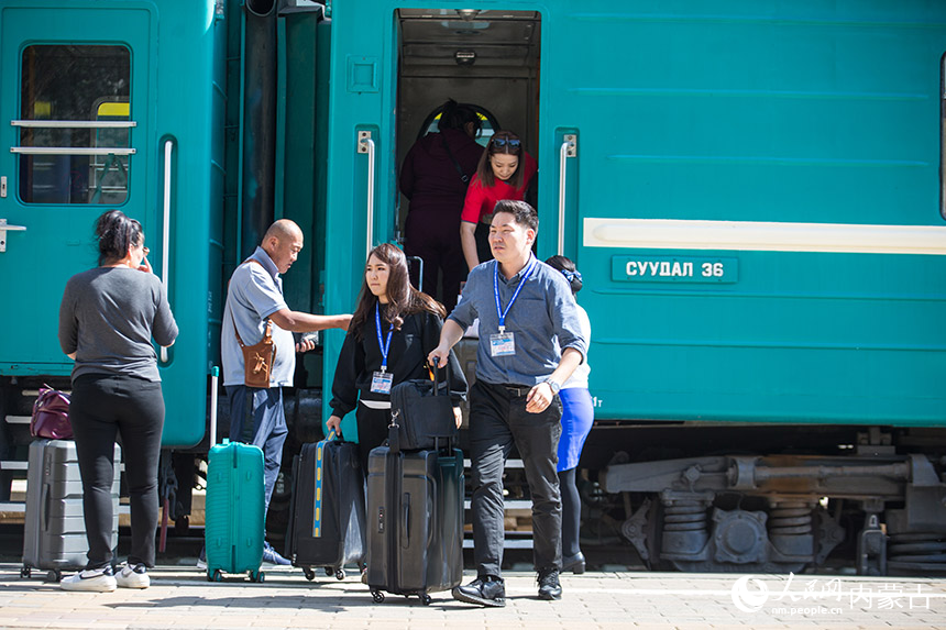参加第四届中蒙博览会的蒙古国参会参展人员从二连浩特铁路口岸入境。郭鹏杰摄