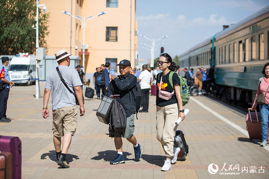 参加第四届中蒙博览会的蒙古国参会参展人员从二连浩特铁路口岸入境。郭鹏杰摄