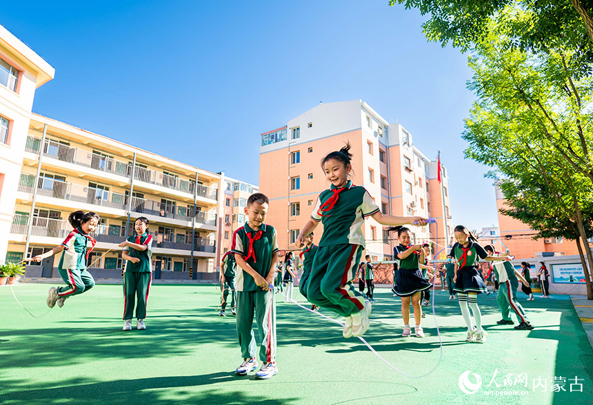 呼和浩特市玉泉区恒昌店巷小学学生在操场上练习花样跳绳。丁根厚摄