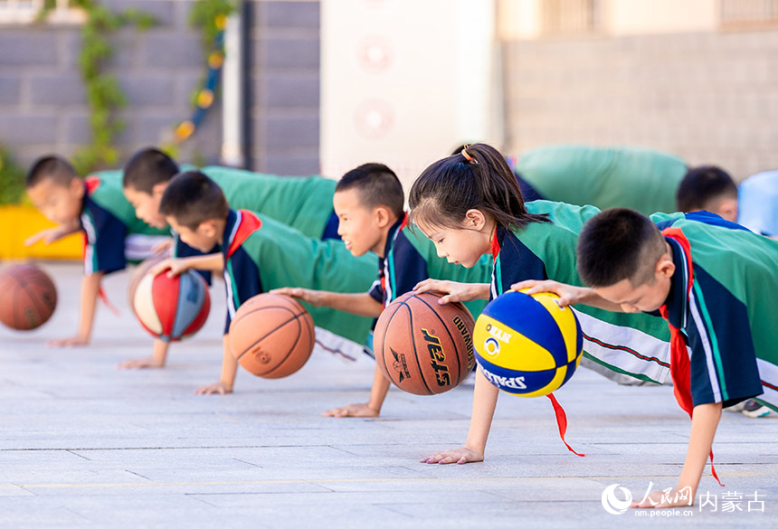 呼和浩特市玉泉区恒昌店巷小学学生在练习篮球基本功。丁根厚摄
