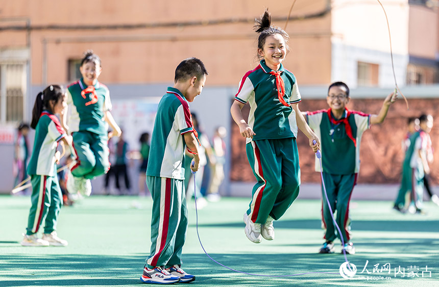 呼和浩特市玉泉区恒昌店巷小学学生在操场上练习花样跳绳。丁根厚摄