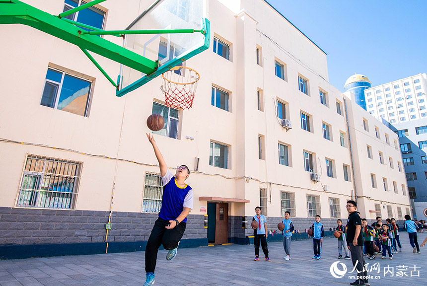 呼和浩特市玉泉区恒昌店巷小学学生在练习投篮。丁根厚摄