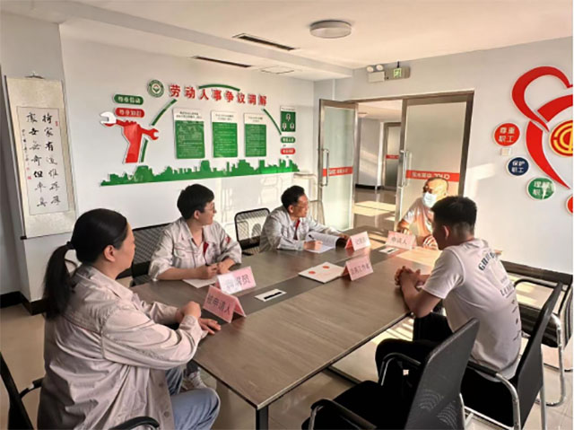 通辽中联水泥有限公司企业劳动争议调解委员会调解争议案件。王志红摄