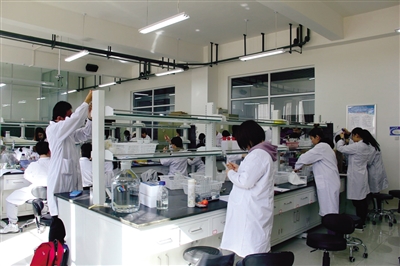 　學生在內蒙古大學國家生命科學與技術人才培養基地做實驗。