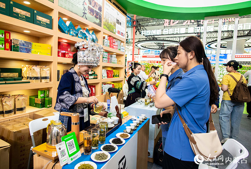 观众在第四届中国—蒙古国博览会上品茶。丁根厚摄