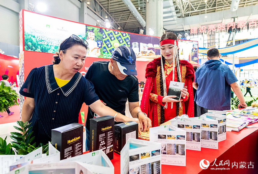 观众在第四届中国—蒙古国博览会上品尝来自蒙古国的特色小吃。丁根厚摄