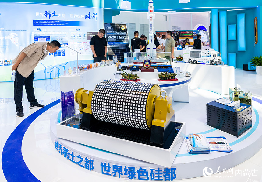 观众在第四届中国—蒙古国博览会上参观了解永磁外转子直驱滚筒。丁根厚摄