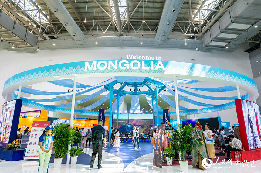 观众在第四届中国—蒙古国博览会上参观。丁根厚摄