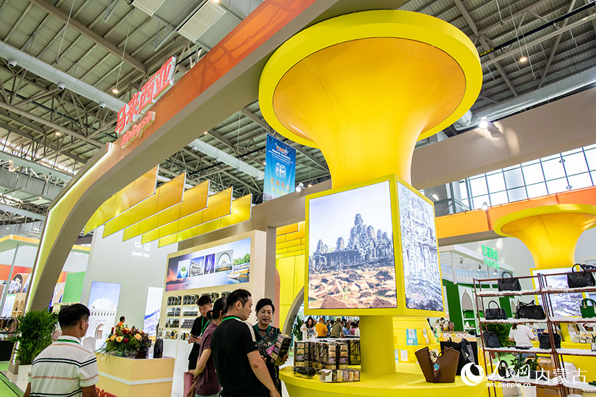 观众在第四届中国—蒙古国博览会上参观选购特色商品。丁根厚摄