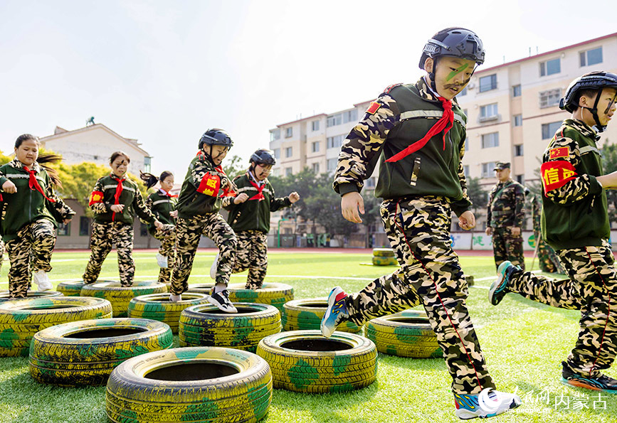 9月14日，呼和浩特市玉泉區五塔寺東街小學少年軍校學員在進行“穿越障礙”比賽。丁根厚攝