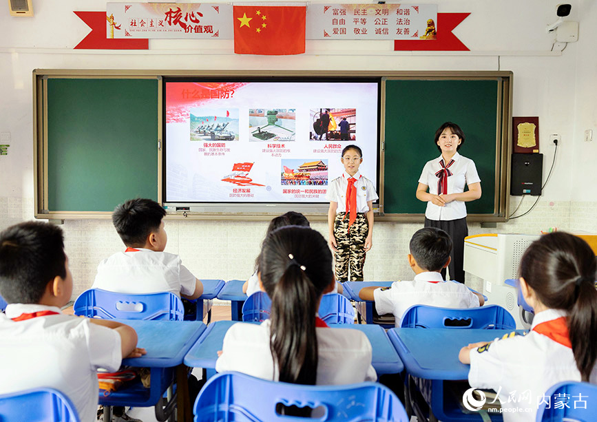 9月14日，呼和浩特市玉泉區五塔寺東街小學少年軍校學員在“強國防 興中華”主題班隊會上發言。丁根厚攝