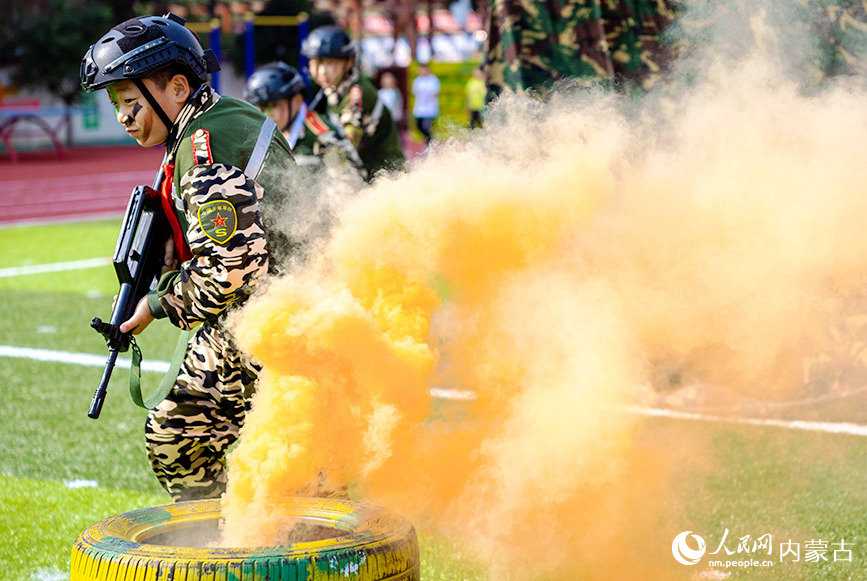 9月14日，呼和浩特市玉泉區五塔寺東街小學少年軍校學員在進行“搜索前進”項目的訓練。丁根厚攝