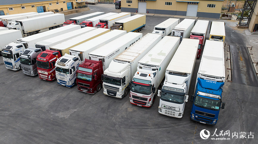 9月14日,園區內運輸果蔬的貨運車輛。郭鵬杰攝