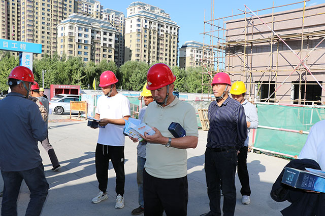 农牧民工翻阅劳动法宣传册。包乌兰摄