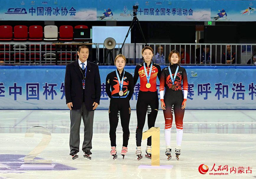 短道速滑女子公开组500米决赛颁奖仪式。人民网记者 齐浩男摄