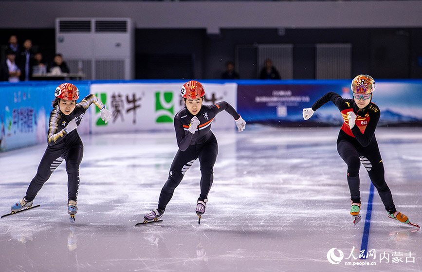 9月15日，參賽選手在公開組2000米混合團體接力比賽中。丁根厚攝