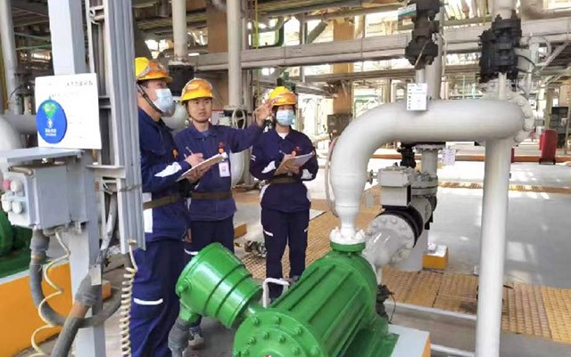 高级技工刘永福正在对冷氢化设备进行日常检查。