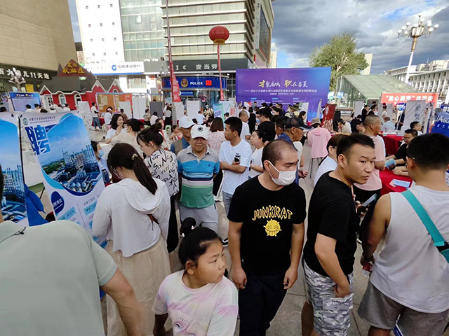 7月7日,昆都仑区包百步行街“才聚鹿城-职在当夏”百日千万招聘专项行动暨昆都仑区政校企党建联盟系列招聘活动现场