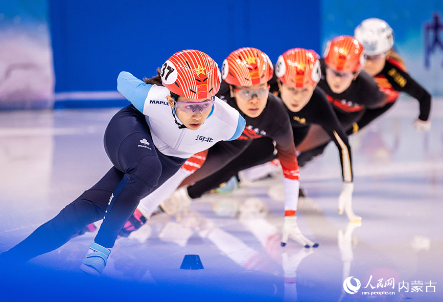 9月17日，河北省体育局冬季运动中心张延（左）在女子公开组1000米半决赛比赛中。丁根厚摄