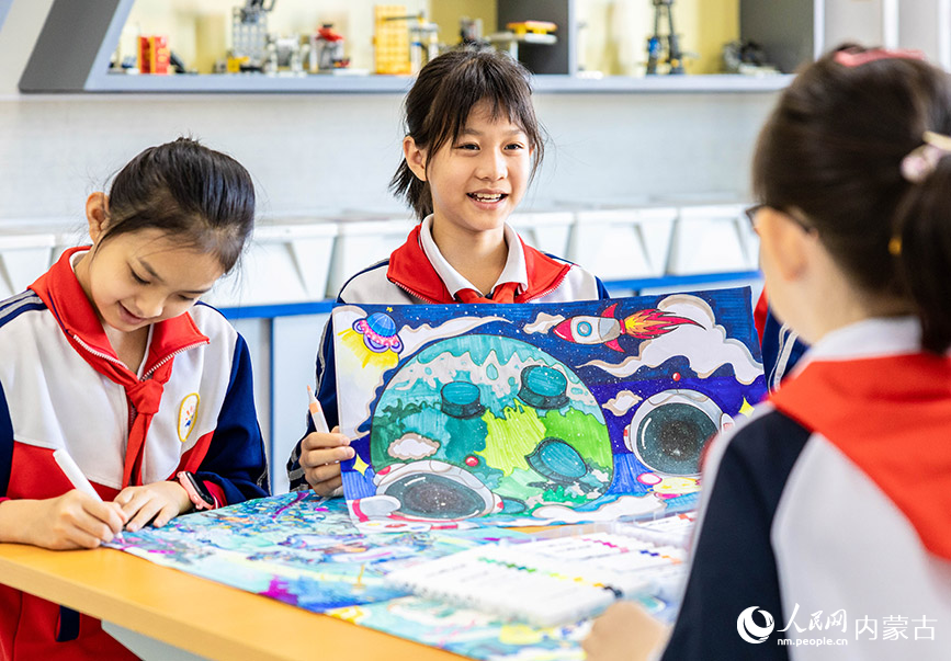 9月19日，呼和浩特市玉泉區石東路小學科技社團的學生在繪制科幻主題兒童畫。丁根厚攝