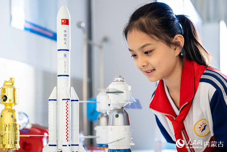 9月19日，呼和浩特市玉泉區石東路小學科技社團的學生在觀看航天器模型。丁根厚攝