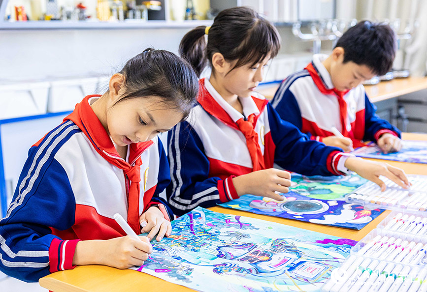 9月19日，呼和浩特市玉泉區石東路小學科技社團的學生在繪制科幻主題兒童畫。丁根厚攝