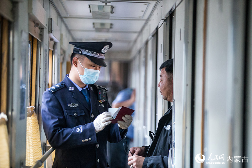 9月18日，二连出入境边防检查站执勤民警为旅客办理通关手续。郭鹏杰摄