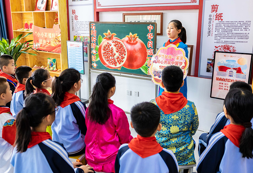 9月25日，呼和浩特市玉泉區南柴火市街小學學生在分享身邊的民族團結小故事。丁根厚攝